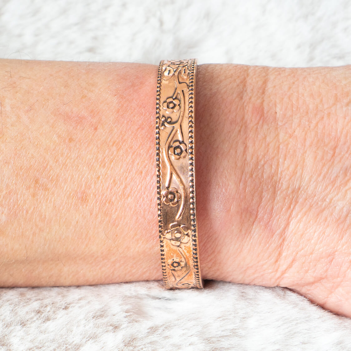 Magnetisches Kupferarmband mit Blumenmotiv
