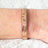 Magnetisches Kupferarmband mit Blumenmotiv