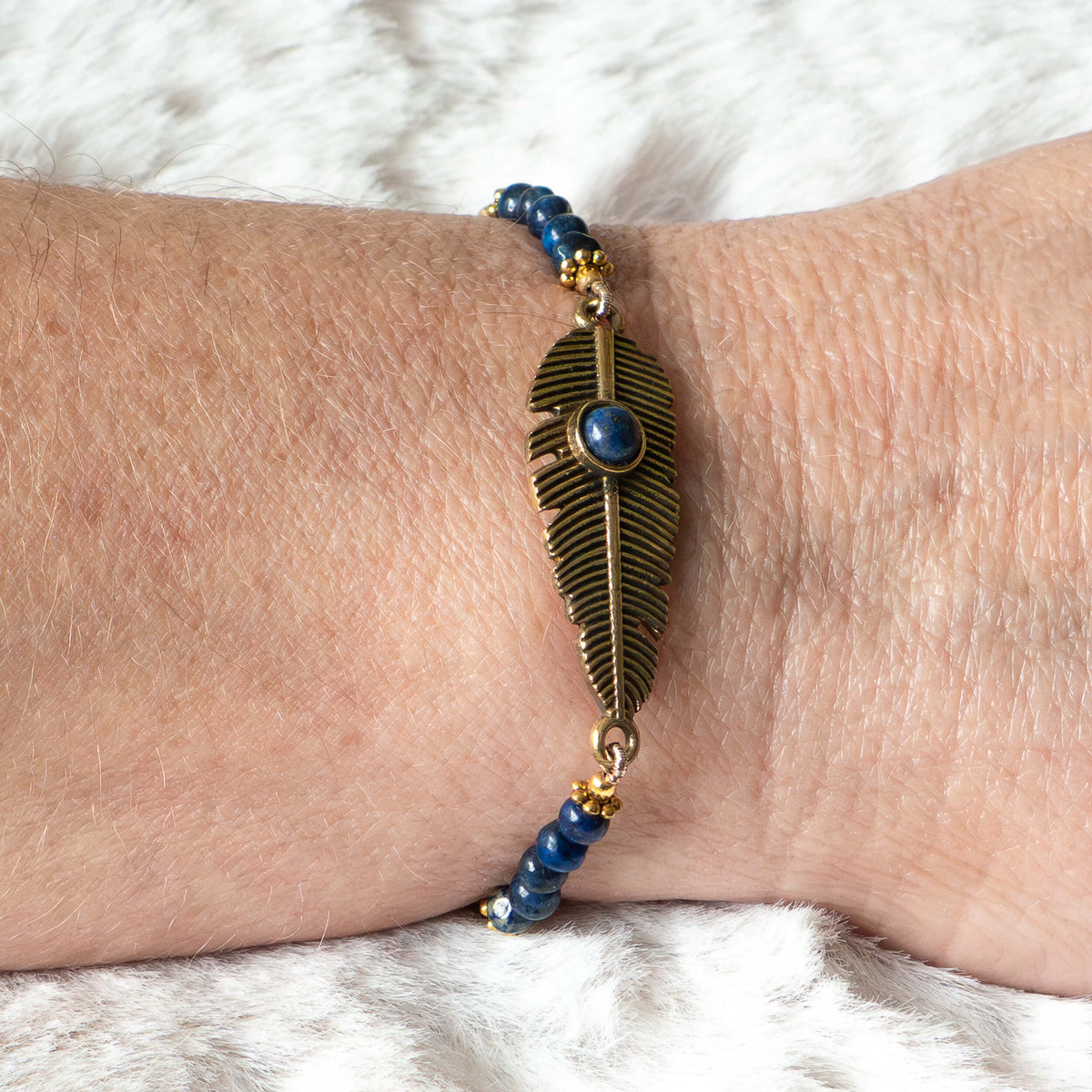 Armband Feder mit Lapislazuli