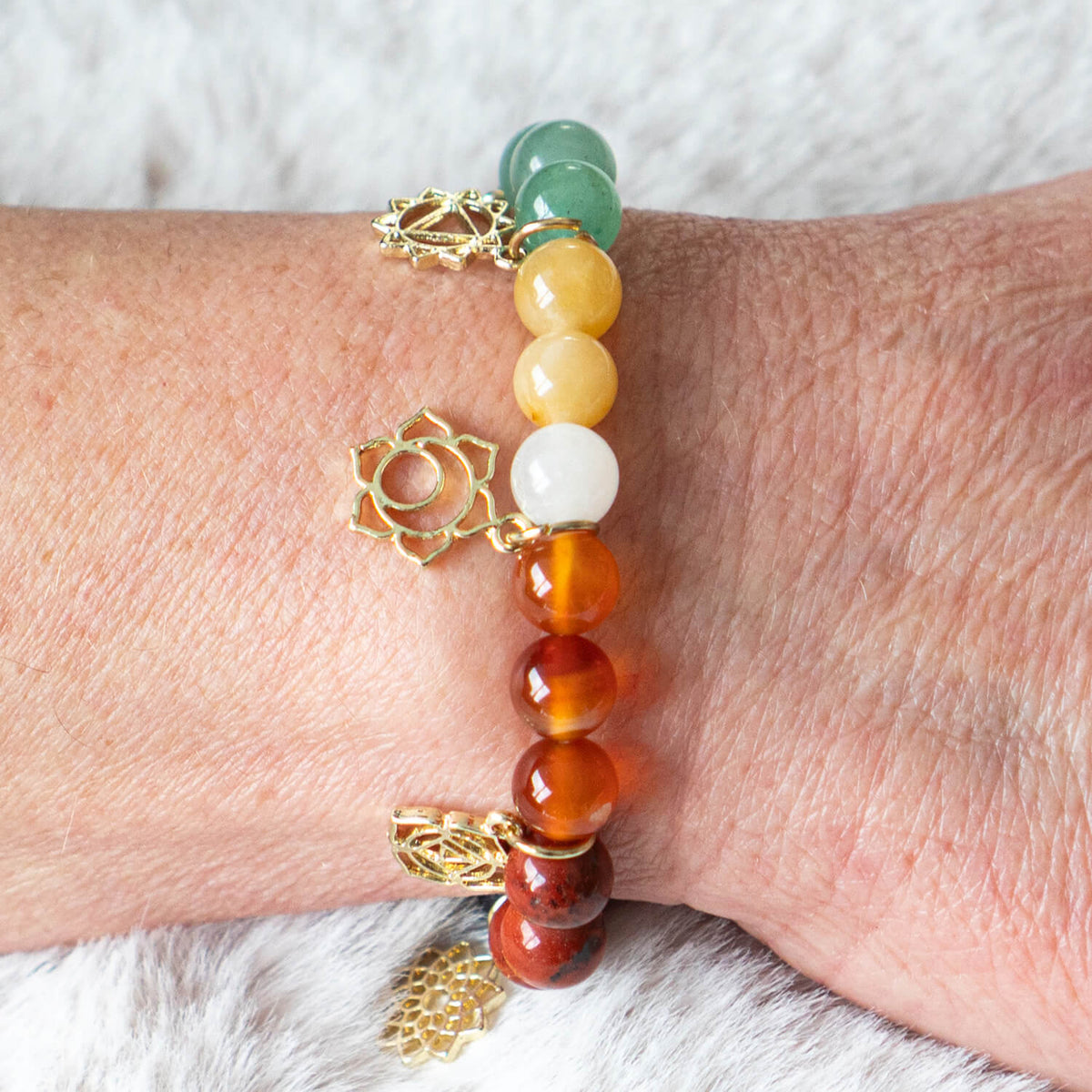 Armband mit Chakra-Steinen und goldenen Chakra-Symbolanhängern