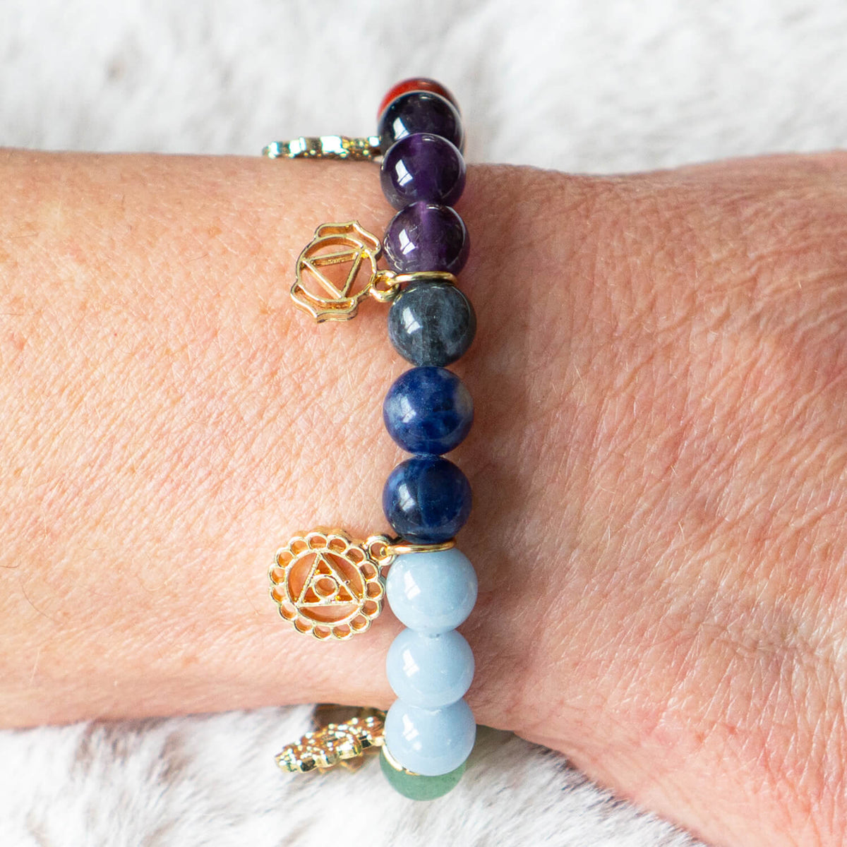 Armband mit Chakra-Steinen und goldenen Chakra-Symbolanhängern