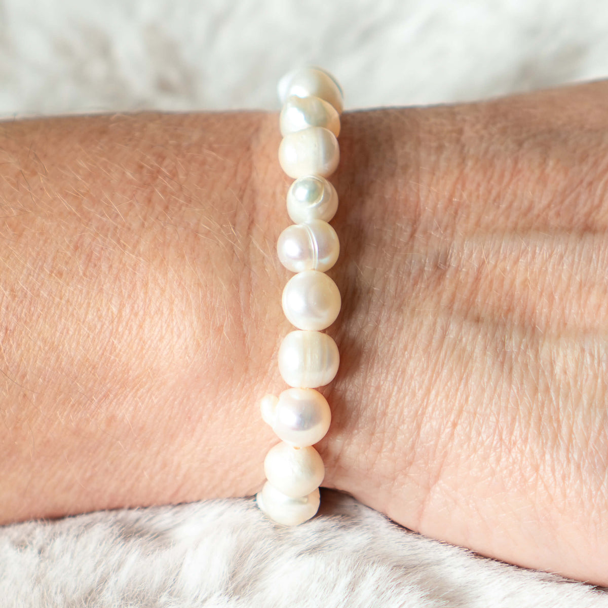 Armband mit weißen Potato-Süsswasserperlen