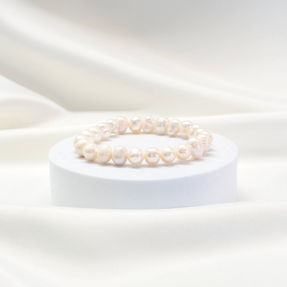 Armband mit weißen Potato-Süsswasserperlen