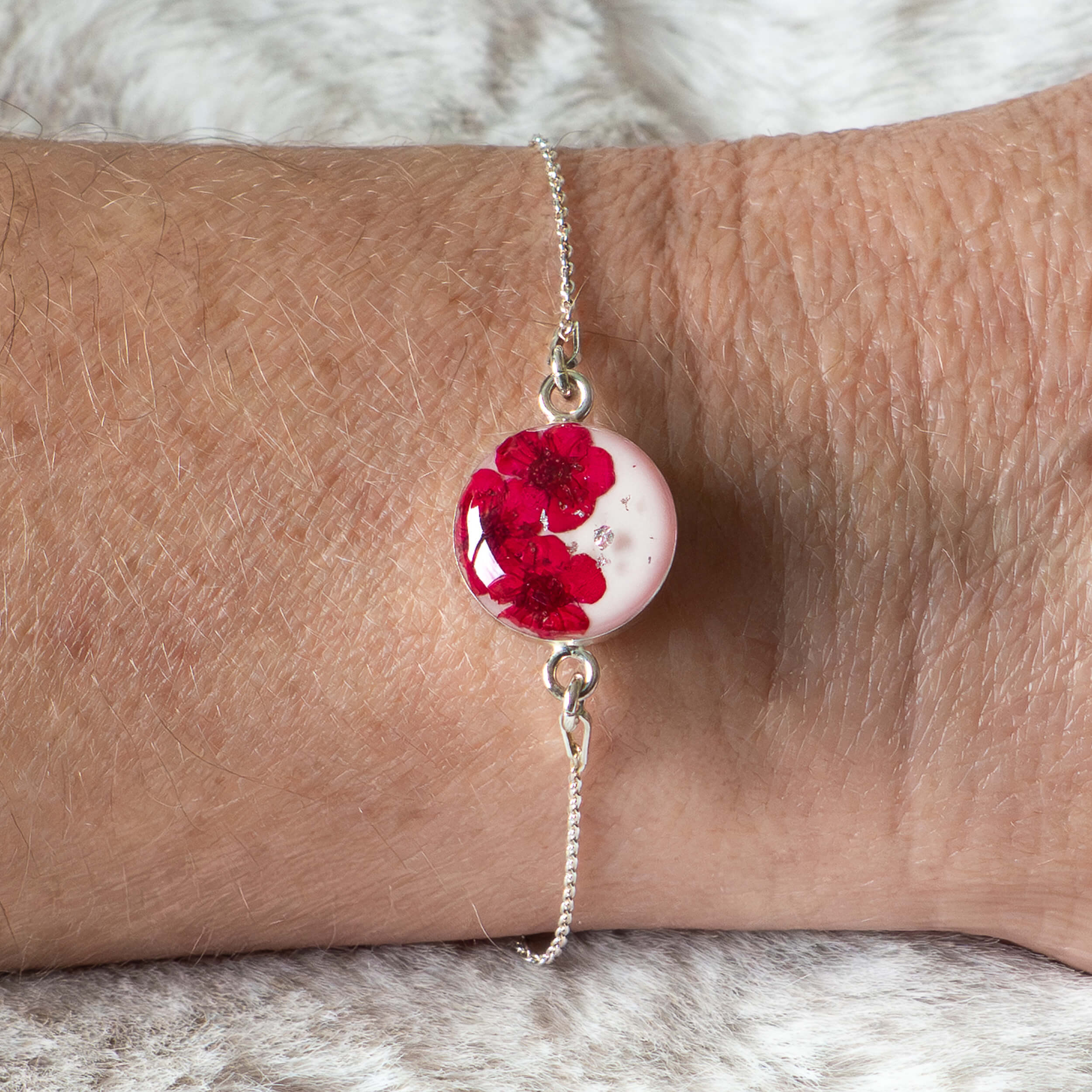 Armkette mit pinker Spiere