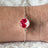 Armkette mit pinker Spiere