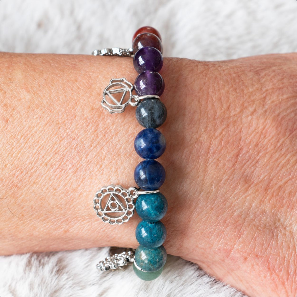 Armband mit Chakra-Steinen und silbernen Charms