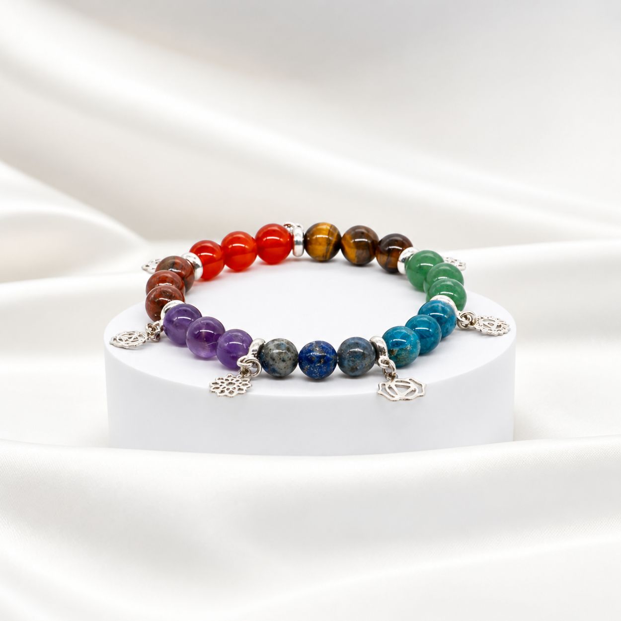 Armband mit Chakra-Steinen und silbernen Charms