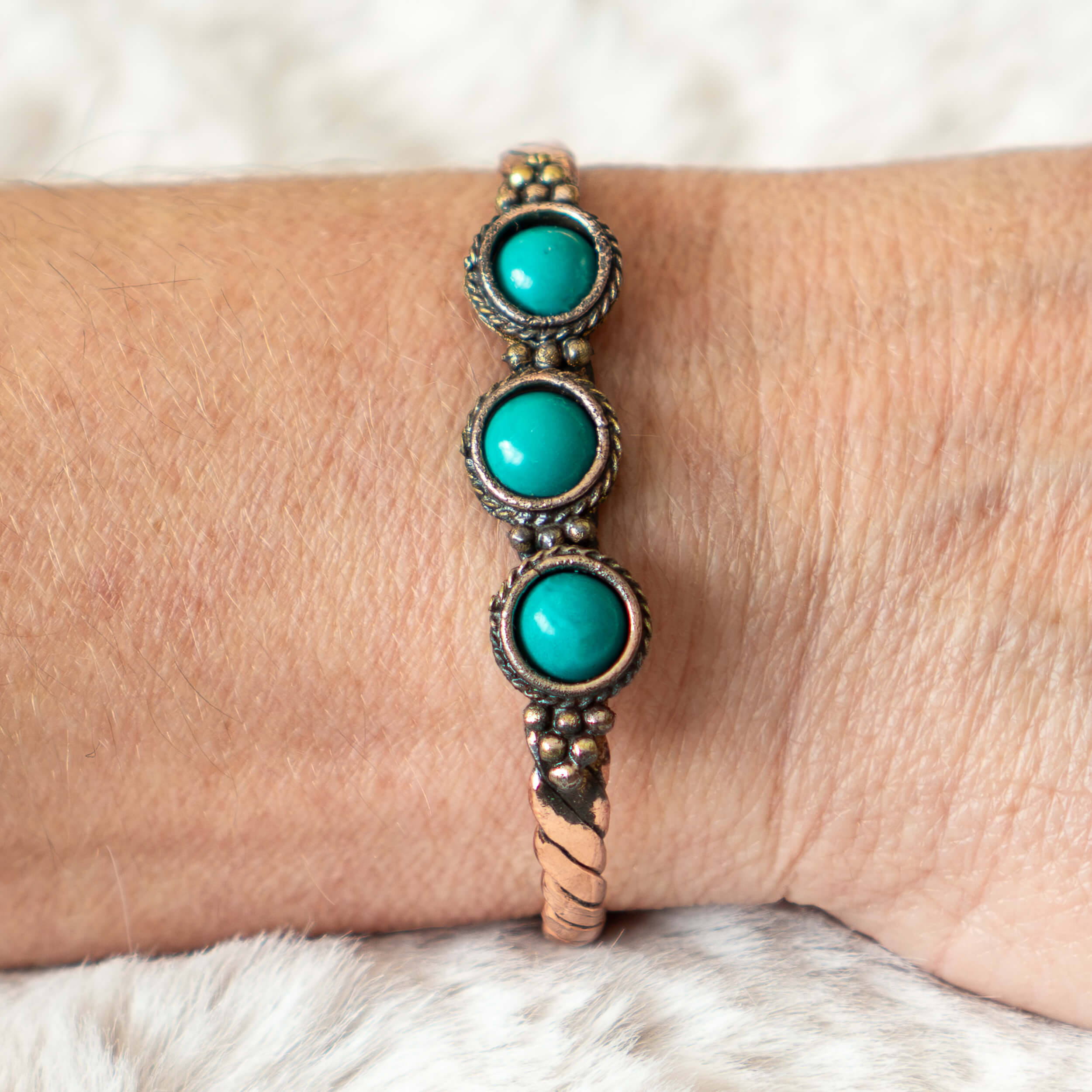 Gedrehtes Armband mit türkisfarbenen Steinen