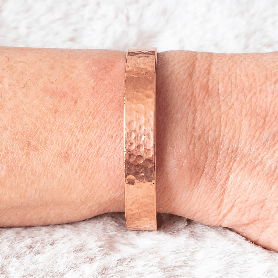 Magnetisches Kupferarmband gehämmert