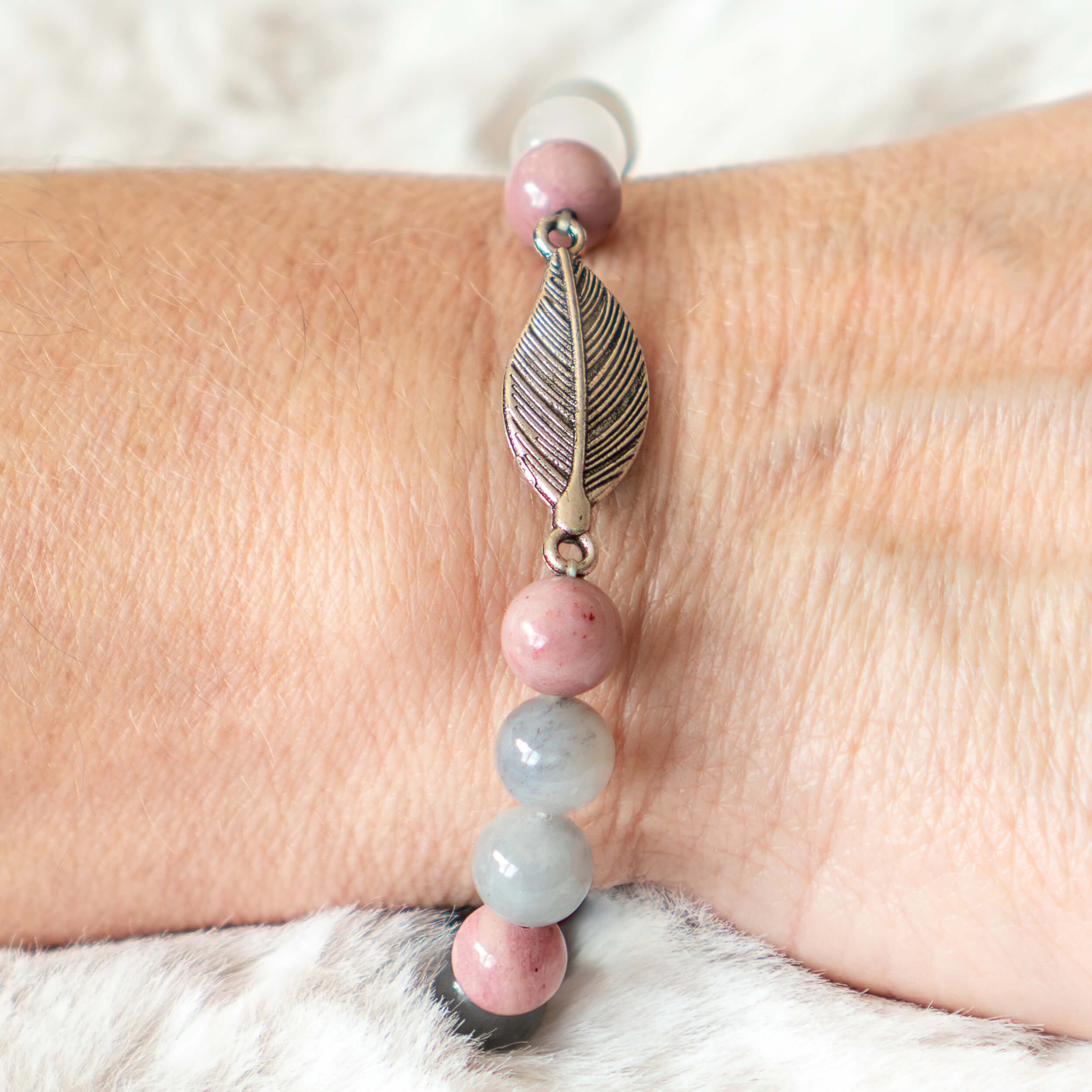 Mala Armband Rhodonit/grauer Quarz mit Feder