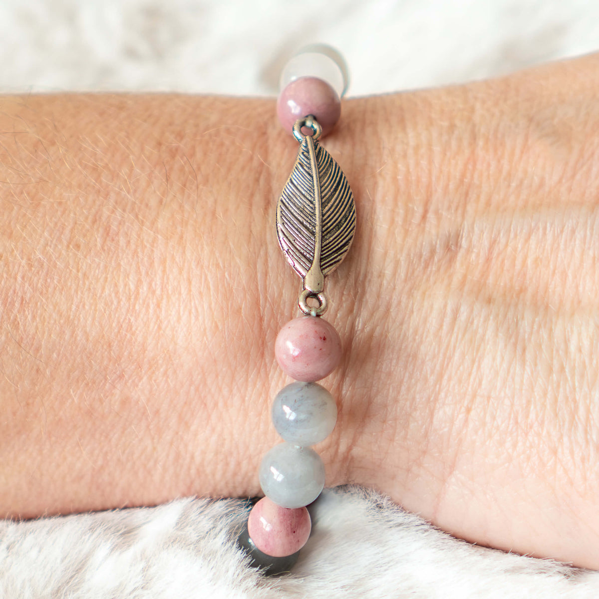 Mala Armband Rhodonit/grauer Quarz mit Feder