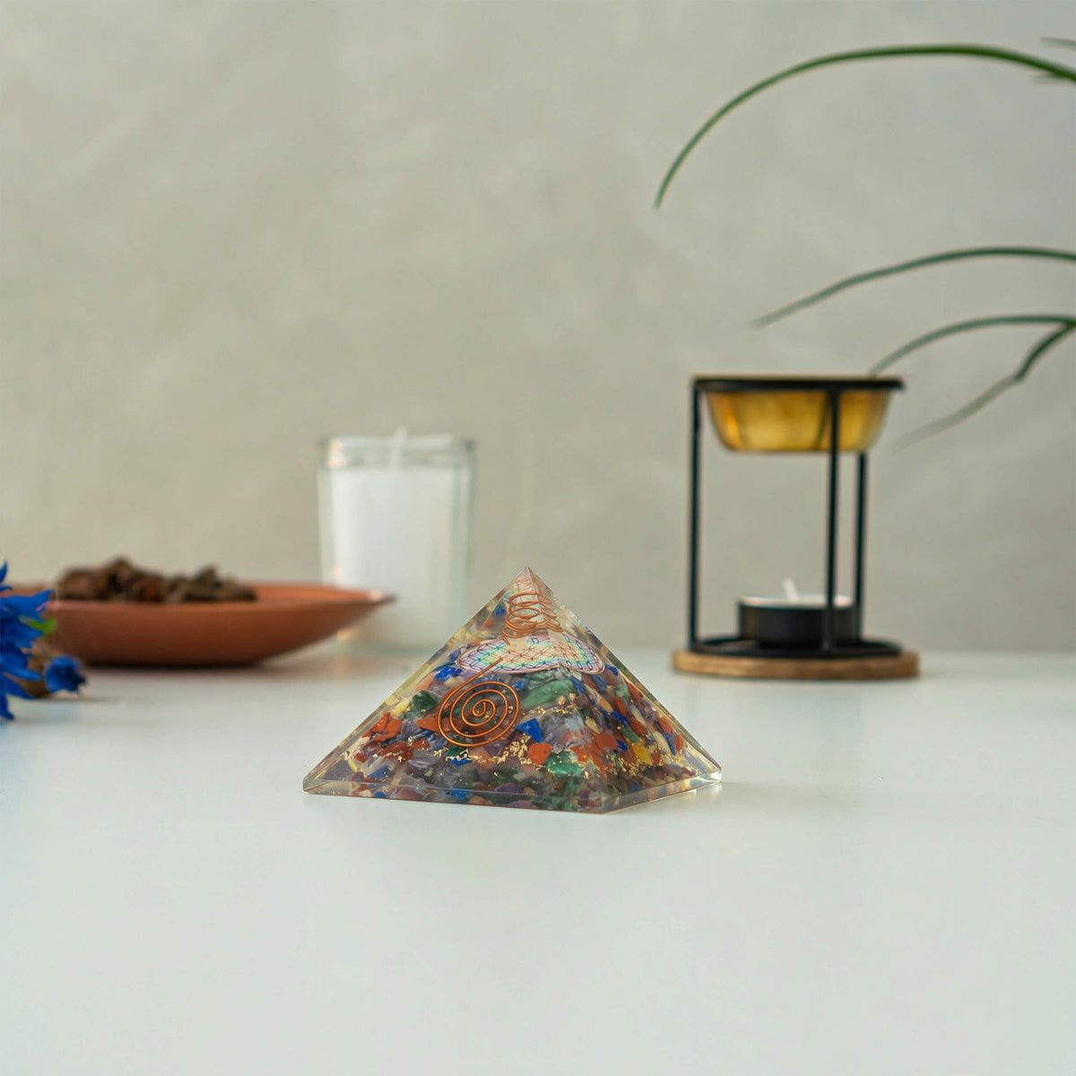 Orgonit Pyramide Chakra Blume des Lebens mit Kristallspitze