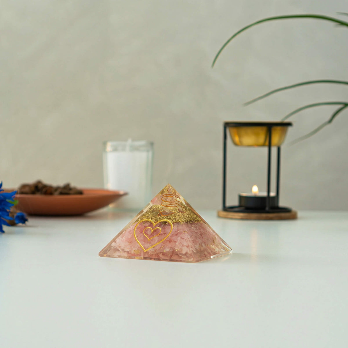 Orgonit Pyramide Rosenquarz mit Herz