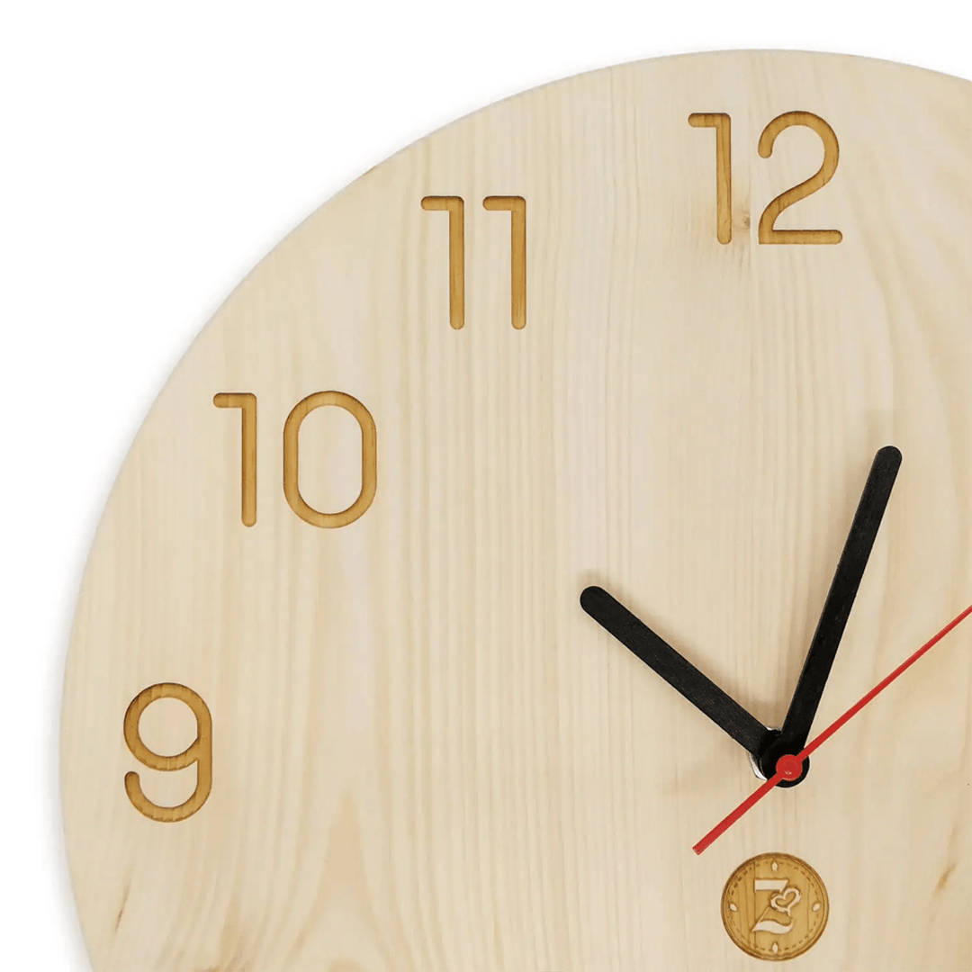 Wanduhr aus Zirbenholz
